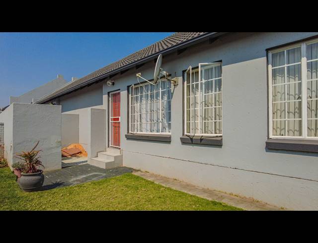 2 BEDROOM TOWNHOUSE FOR SALE IN MAGALIESBERG COUNTRY ESTATE